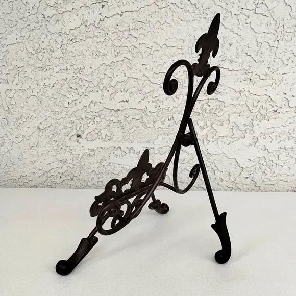 Vintage Cast Iron Fleur-de-Lis Display Easel Stand – Ornate Scroll Design – 11" - Picture 4 of 10